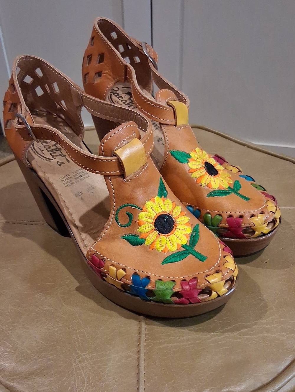New From MEXICO Women’s Floral Embroidered Tan Leather Heeled Sandals